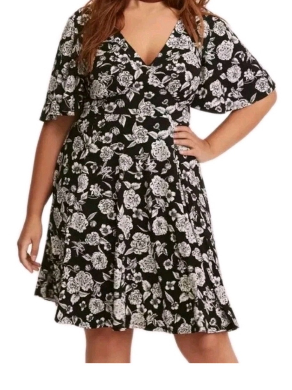 Black-and-white floral flutter sleeve dress
4x N1